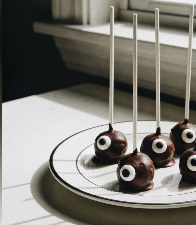 Delicious Monster Eyeball Cake Pops for Halloween celebrations